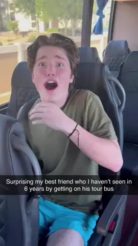 Those emotional reunion scenes❤️#Homecoming #homecomingsurprise #greencard #thanful #bestfriend #friendship #goals #tiktok #motivetion #cominghome #imcominghome #usa 