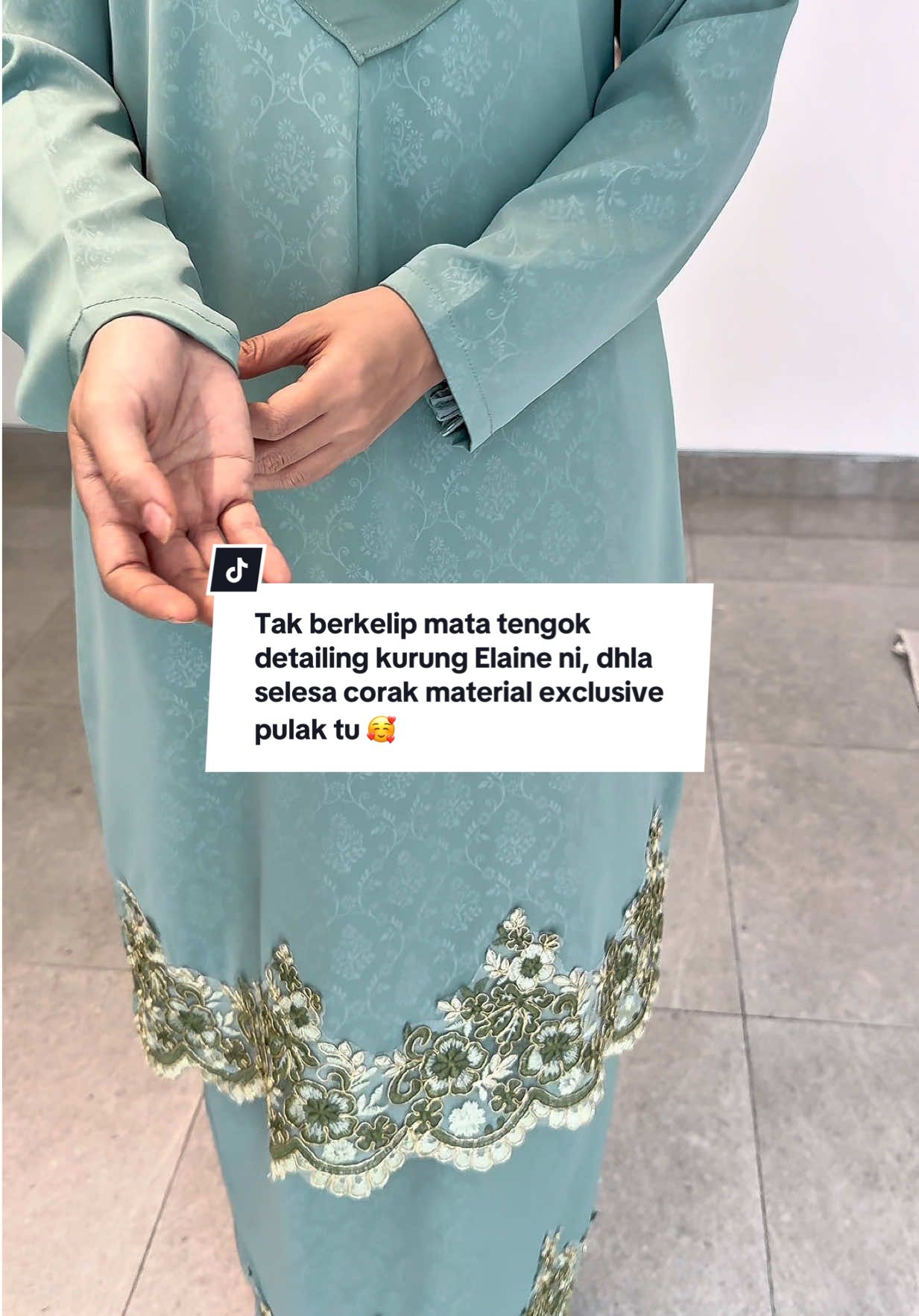 Tak berkelip mata tengok detailing kurung Elaine ni, dhla selesa corak material exclusive pulak tu 🥰✨ Jangan lupa join live launching malamni jam 8:30mlm tau 📍 #nfhboutiquegallery #kurung #kurungcantik #bajuwanita #kurungviral 