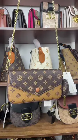 Dua tali bahu untuk pelbagai gaya bawaan. Satu beg boleh memuatkan dompet dan beg fon kepala.😍#beg #begcomel #trending 