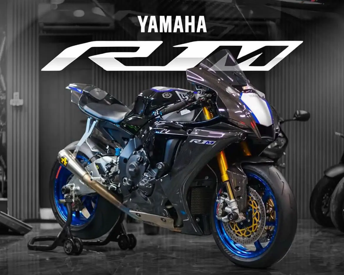 🔥 Yamaha R1M 2025 – Đỉnh cao công nghệ đường đua! Trang bị động cơ 998cc Crossplane 4 xi-lanh ~200 mã lực, hệ thống treo điện tử Öhlins, thân vỏ carbon và cánh gió kiểu MotoGP – đúng chuẩn superbike “đỉnh của chóp”. 🏍️💨 💰 Giá bán tại Việt Nam: khoảng 1,1 – 1,3 tỷ đồng  #viral #xuhuong #motorcycle #sportsbike #yamaha 