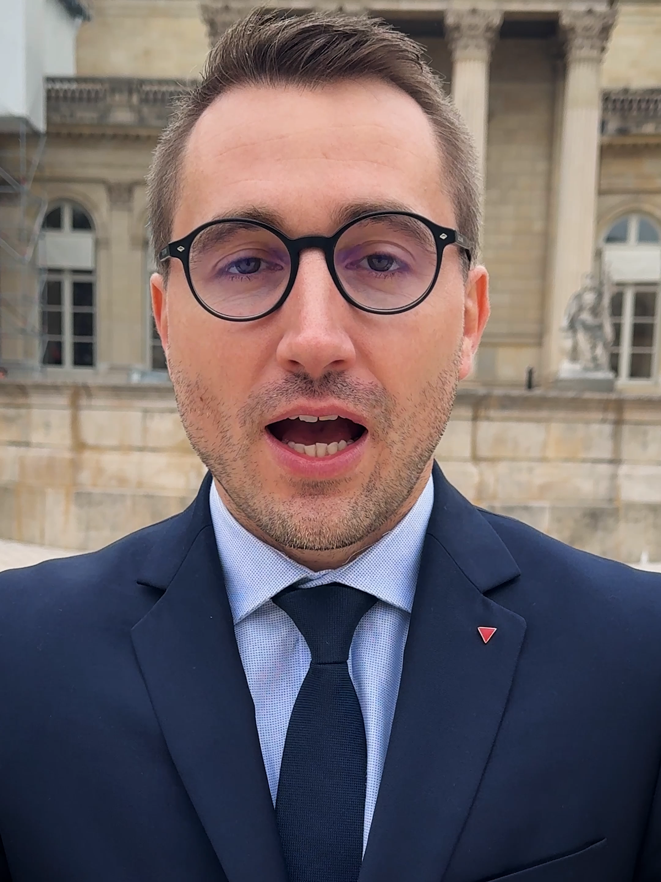 C'est un scandale ! Marine le Pen a empêché l'étude de la motion de destitution permettant à Macron de partir. Les Français doivent savoir, diffuser l'information autour de vous !
