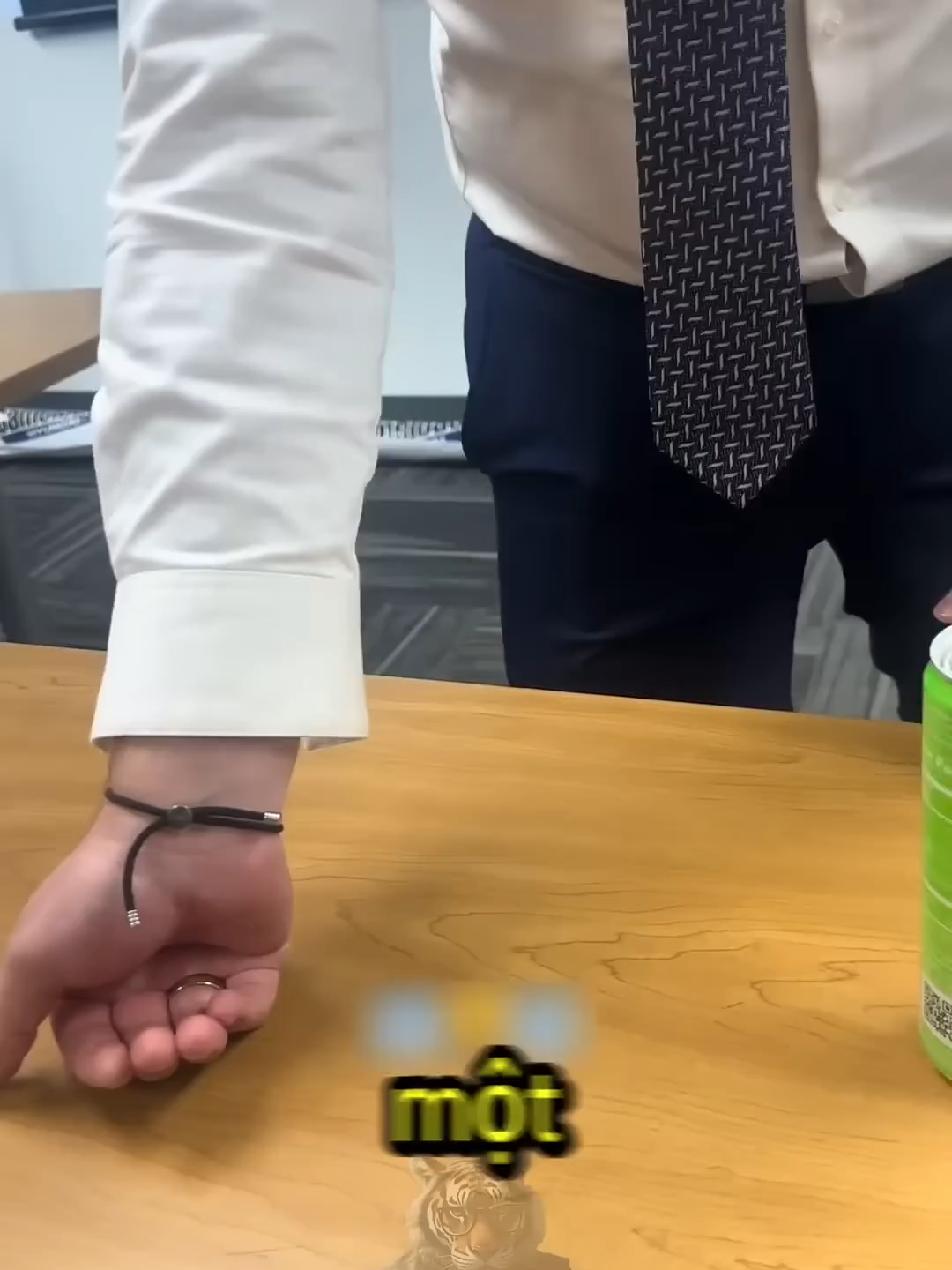 Cách Xắn Tay Áo Gây Sốt Toàn Cầu 😱
