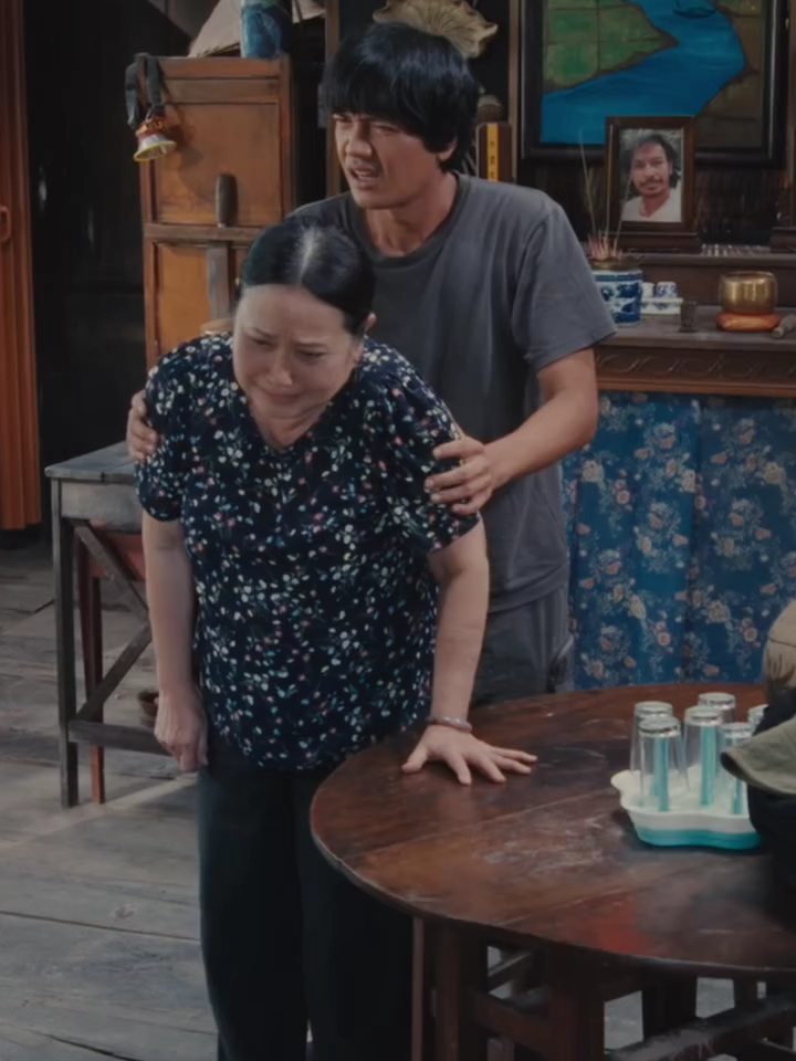 Đang mưa + giọng Hoài Lâm 👉 Nghe thôi đã đủ rớt nước mắt mấy bồ oiiiii 🥹🥹 Phim tâm linh gia đình Nhà Ma Xó chiếu sớm từ 18h ngày 22/10. 🎥 NHÀ MA XÓ - Phim chính thức khởi chiếu ngày 24.10.2025 #NhaMaXo #QuangTuan#HuynhDong #NsThanhHang #Hoangkimngoc #LamThanhNha #LanThy #HoaiLam #QuangTuan #phimchieurap #megagscinemas #giaitrimoingay #phimdienanh #mathuongconhoai