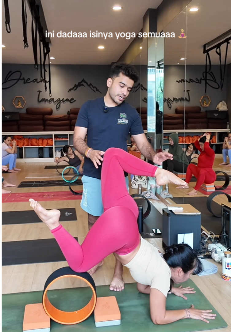 Kalau ada 9 nyawa maunya yoga terus, yoga lagi! 🧘🏼‍♀️🤍 . . Yuk book kelasnya, tap link di bio💫 #yogatok 
