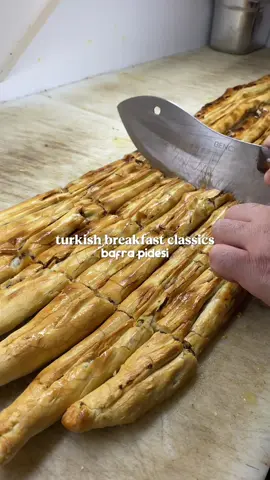 Almost every city in Turkey has its own special version of pide. Bafra Pidesi is the pride of Samsun, known for its long, thin shape, crispy crust, and generous ground meat filling✨ And it’s a staple breakfast dish for people of Samsun!  Locals often prepare their own minced meat & onion fillings at home and take them to the neighborhood bakery (fırın) to be baked into delicious pides. It’s the perfect way to enjoy a big batch for a lower cost with a filling you already love!🥰 What’s your favorite Turkish breakfast classic?🙏🏻 • #foodieedaBreakfast #turkishbreakfast #breakfast #turkishcuisine #turkishfood 