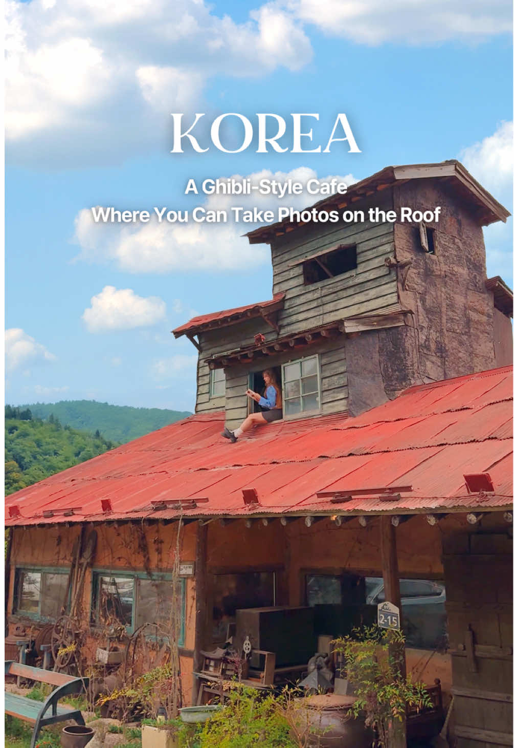 하울의 성 특유의 골동품 가득
 이것 저것 조합한 느낌이 드는 공간,
 전주에 위치한 '색장정미소' 카페입니다!
 
 무려 100년된 정미소를 전시관으로 개조하여
 지금은 카페로 운영되고 있는 곳이에요!
 
 귀여운 개냥이 메옹이도 마스코트🫶
 연예인들도 많이 다녀갔더라구요!?
 
 곳곳에 다양한 골동품들로 꾸며져있어서
 옛 정취를 느끼기 좋고
 가족 나들이나 데이트로 사진 남기기도 좋은 곳이었어요!
 
 저는 비오고 흐린날 가서 아쉬웠는데
 맑은 날 가면 색감도 선명하고 정말 예쁘답니다! 📍색장정미소
 📍전북 전주시 완산구 원색장길 2-15
 • 매일 11:00 - 21:00
 • 아메리카노 6,000원 부터~
 • 주차가 가능한데 조금 협소한 편이에요! A café in Jeonju that feels like Howl’s Moving Castle — filled with antiques and a charmingly eclectic vibe. ✨ It’s called Saekjang Jeongmiso, a 100-year-old rice mill transformed into a cozy exhibition space and café. Their adorable cat Meong-i is the mascot 🐱, and many celebrities have visited too! The café is decorated with various antiques, making it a perfect place to feel nostalgic, take beautiful photos, and enjoy a family outing or date. 📸 I visited on a rainy, cloudy day — but on a sunny day, the colors pop even more beautifully! ☀️ 📍 Saekjang Jeongmiso 📍 2-15 Won Saekjang-gil, Wansan-gu, Jeonju-si, Jeollabuk-do • Open daily 11:00 – 21:00 • Americano from 6,000 KRW • Parking available (but limited) . . . #전주 #korea #koreatravel #cafe #ghibli 