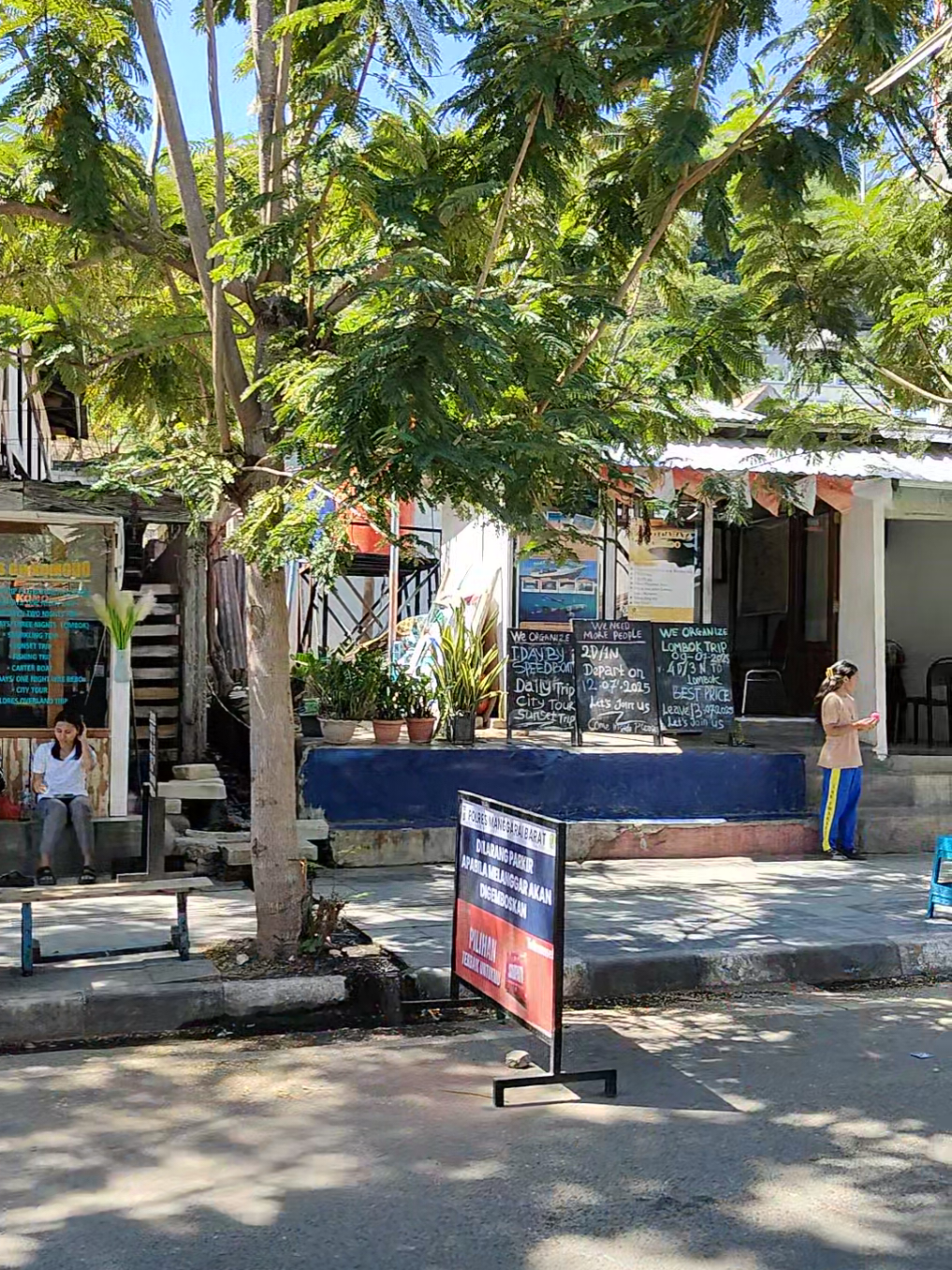 jalan jalan siang di kota Labuan Bajo. Trotoarnya, bersih, terjaga, nyaman.  Cuma matahari nya ada 5 🫠🫠🫠🫠 #labuanbajo #nttpride🏝🔥 