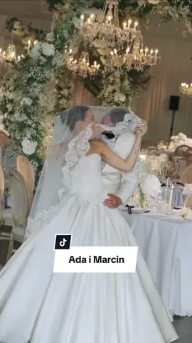 Ada i Marcin 🤍 Od pierwszego spotkania wiedziałam, że to będzie historia o elegancji, która nie krzyczy i o prostocie, która staje się luksusem. Opowieść o dwojgu ludzi, którzy marzyli o ślubie z duszą włoskiej klasyki - lekkiej, wyważonej, pełnej ponadczasowego piękna. Przez osiem miesięcy wspólnie budowaliśmy każdy detal. Krok po kroku, rozmowa po rozmowie, decyzja po decyzji, by spełnić jedno, wspólne marzenie. Ślub Ady i Marcina był ponadczasowy i spokojny. Był kwintesencją włoskiej elegancji przeniesioną w możliwie najpiękniejszy sposób do serca Polski! #slub #wedding #weddingplanner #happy #bride 