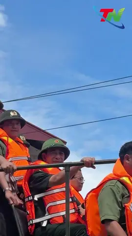 Giữa mênh mông nước lũ, hình ảnh Thủ tướng chính phủ Phạm Minh Chính và Đại tướng Phan Văn Giang, Ủy viên Bộ Chính trị, Bộ trưởng Bộ Quốc phòng trên chiếc xe đặc chủng của Bộ Công An, trực tiếp đi thị sát tình hình ngập lụt tại trung tâm Thái Nguyên khiến nhiều người dân không khỏi xúc động. Trong ánh mắt của người dân hình ảnh này không chỉ là sự bất ngờ, mà còn là sự cảm phục trước tinh thần trách nhiệm, tình cảm gần gũi và sự sẻ chia của các đồng chí lãnh đạo Đảng, Nhà nước và Quân đội nhân dân Việt Nam. 