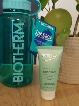 ᵂᴱᴿᴮᵁᴺᴳ Produktvorstellung Heute präsentiere ich Euch das THE DROP SET von @Biotherm 🩵 Das Drop Set besteht aus einer stylischen und motivierenden Trinkflasche, denn viel Trinken ist das, was zählt. Stay hydrated! Und 4 Biotherm Pflegeprodukten: 🩵 DEO PURE ROLL-ON - perfekt vor dem Gym und nach der Dusche. 🩵 BIOSPURCE CLEANSER für normale Haut - die Reinigung nach dem Sport  🩵 AQUASOURCE HYALU PLUMP GEL - perfekte Feuchtigkeitspflege für ein frisches Hautgefühl und 🩵 LAIT CORPOEL L'ORIGINAL die hydratisierende Hautpflege  für den Körper. @lorealparis @biotherm #Biotherm #BiothermSkincare #BiothermTheDropSet #testerinchen #lorealistar 