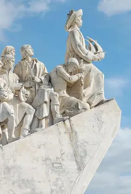 O Infante D. Henrique foi o grande impulsionador e o principal responsável pelo início da epopeia dos Descobrimentos portugueses, sendo a figura central da sua primeira fase. Outras figuras cruciais e líderes dos diferentes períodos de exploração foram o Rei D. João II, que encarregou Bartolomeu Dias de dobrar o Cabo da Boa Esperança, e Vasco da Gama, que comandou a expedição para a Índia, e Pedro Álvares Cabral, que chegou ao Brasil.  Infante D. Henrique Motivação:  A sua visão e incentivo foram cruciais para a Expansão e os Descobrimentos Portugueses.  Ação:  Encarregou-se da exploração da costa africana e do desenvolvimento da navegação.  Papel:  Ele foi o principal responsável pelo arranque da epopeia dos Descobrimentos. 