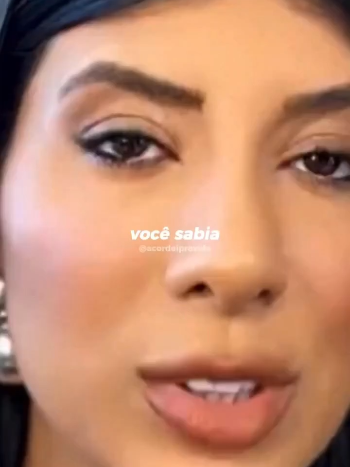 “Quem tiver coragem de fazer o bem, precisa ter a sabedoria da ingratidão” A ingratidão é uma das maiores decepções que podemos viver, porque machuca ver alguém receber nosso carinho, nossa ajuda e depois agir como se nada tivesse valor. É como aquela pessoa que bebe da água fresca de um poço e, logo em seguida, cospe nele. Mas por mais injusto que isso pareça, não é sobre nós, e sim sobre quem ainda não aprendeu a reconhecer o que realmente importa. O tempo mostra que quem age assim um dia vai sentir sede novamente, e vai lembrar da fonte que sempre esteve ali. Ser fonte é ter coragem de continuar sendo quem você é, mesmo depois de ter sido desvalorizado. É seguir acreditando na sua essência, sem permitir que a amargura dos outros endureça o seu coração. O mundo está cheio de pessoas que confundem bondade com obrigação, mas você não precisa mudar para se proteger disso. Ser generoso, leal e verdadeiro não é fraqueza, é força, porque só quem tem abundância dentro de si consegue oferecer sem esperar nada em troca. Um dia, aqueles que cuspiram no poço vão sentir falta da água que desprezaram. E talvez não seja mais você quem vai oferecer, mas a vida sempre dá um jeito de ensinar sobre respeito e gratidão. Continue sendo fonte, porque a sua essência é maior que a ingratidão dos outros. Quem sabe reconhecer valor nunca esquece de onde veio a água que matou sua sede.