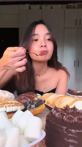 Sweet, soft, and oh-so-plump!  Mukbang time with my fave sweets + a fun marshmallow test to show why Vaseline Lip Care is my ultimate lip hack! 💖  @Vaseline Philippines #VaselineLipCare #Vaseline #Upto72hMoisturization #VaselineJellyVerse