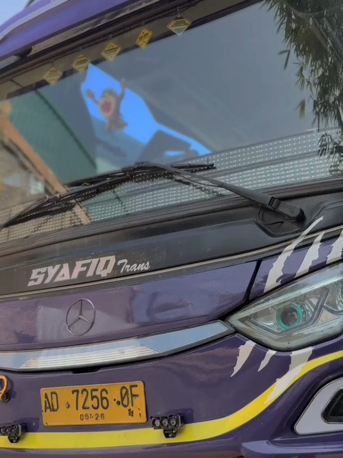 lagi ngelamun ganteng😅 #buspariwisata #pariwisataindonesia #syafiqtrans_pariwisata #sewabusmurah #sewabuspariwisatabogor 