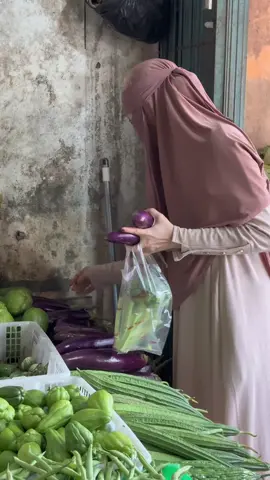 “Bukan soal uangnya belanja, tp soal keberkahan, “Berkah itu bukan soal jumlah, tapi kebermanfaatan. Di tangan istri salehah, mau 10 ribu mau 20 50 atau 100 pun bisa jadi ladang pahala.” ✨