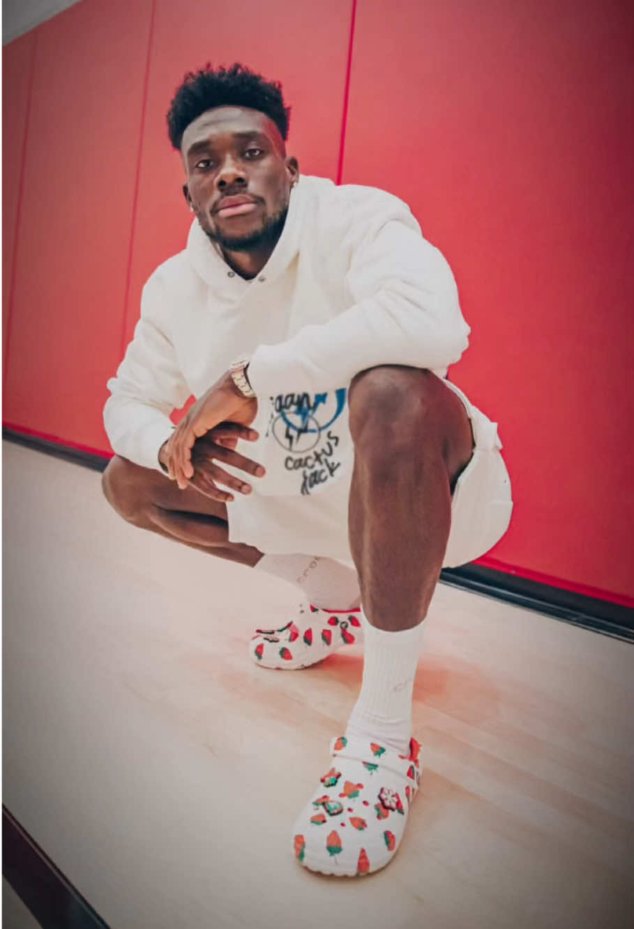 Alphonso Davies đã tin dùng Crocs Mcqueen,bảo sao anh chạy nhanh thí-) #alphonsodavies #davies #crocs #crocsmcqueen 