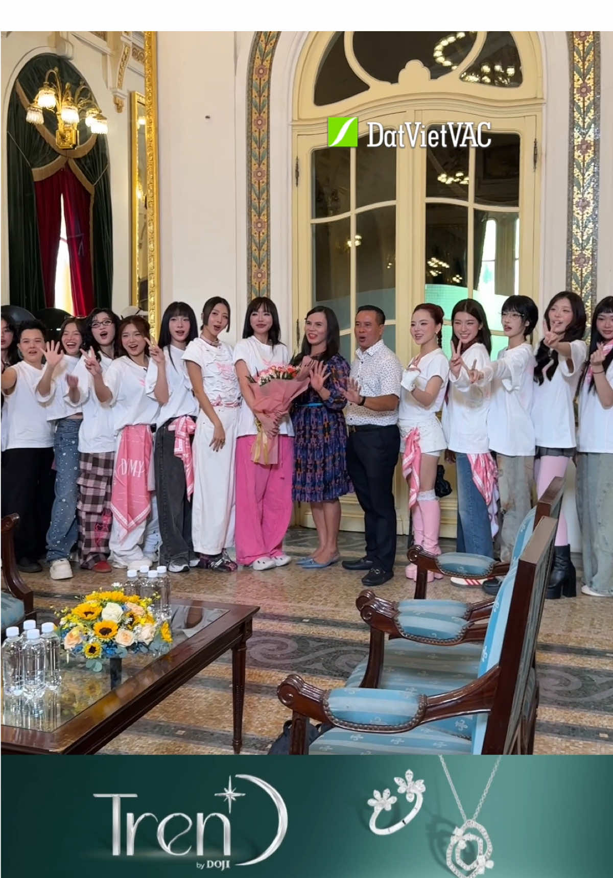 Nằm trong chuỗi hoạt động của Em Xinh “Say Hi” Concert – Vạn Vật Đến Từ Em, các Em Xinh đã có chuyến tham quan Nhà Hát Lớn Hà Nội. #emxinhsayhi #emxinhsayhiconcert #EXSH #Viechannel #DatVietVAC 