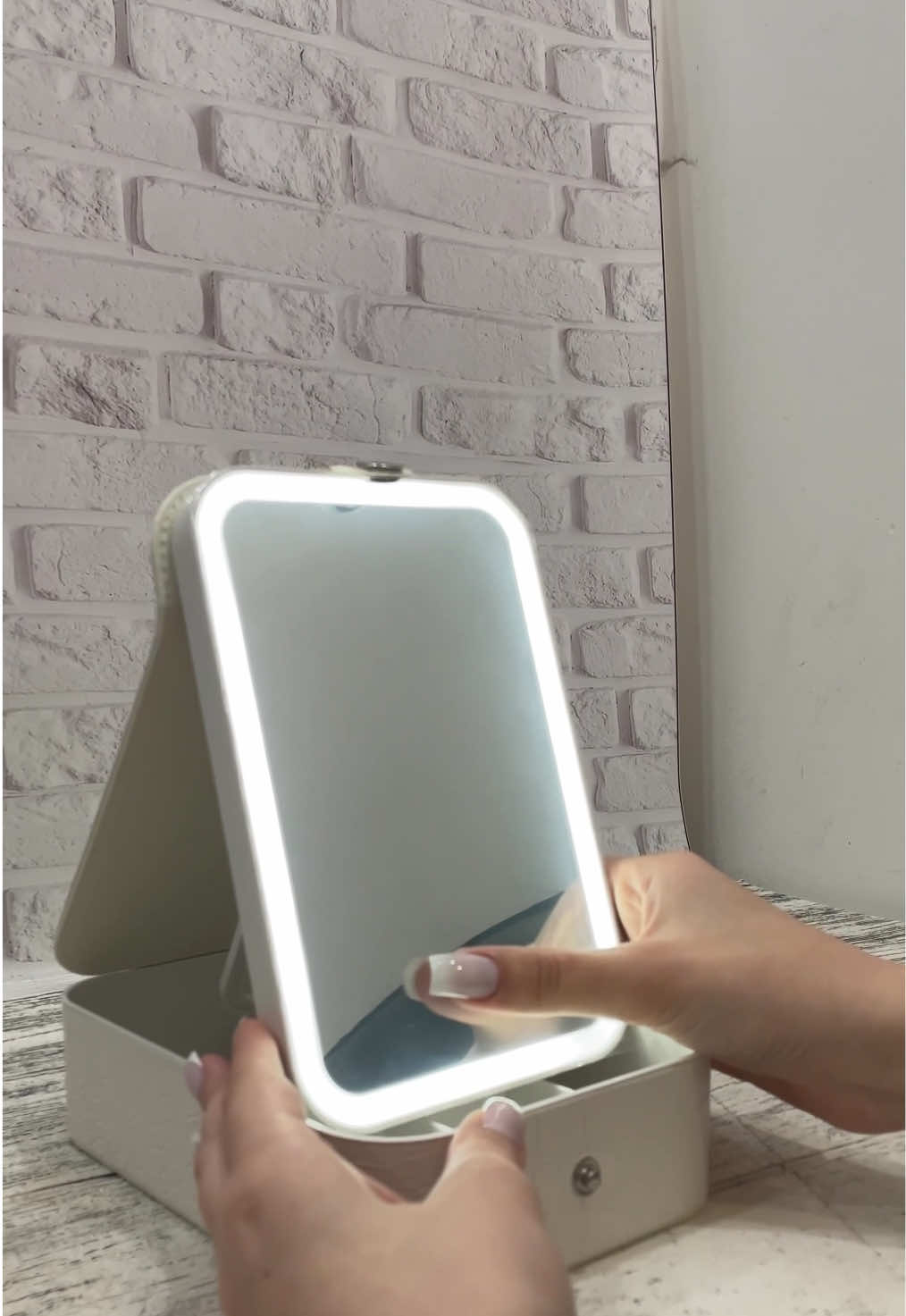 Косметичка органайзер з дзеркалом 💄 💰Ціна: 450 грн Ідеальна косметичка-органайзер з дзеркалом – must-have для кожної дівчини!💯 Компактна, стильна та суперзручна – тепер всі ваші улюблені засоби завжди під рукою. Дзеркало вбудоване прямо в кришку, тож ви можете навести красу будь-де: вдома, в авто чи в подорожі🥰 Кольори:  🤍Білий  🩷Рожевий ✔️накладний платіж без передоплати ✔️відправка Укрпоштою і Новою поштою 📍Ми знаходимося за адресою: м.Тернопіль, вул. Галицька 29б 