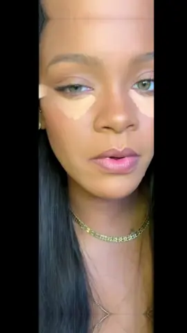 Rihanna’s Precision Concealer Brush 🤌🏻🔥 #fentybeauty #rihanna #makeup #concealerhack @Fenty Beauty 