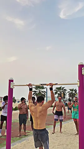 People’s reaction to calisthenics 💀 #calisthenics #kitebeach #dubai🇦🇪 #prank #reaction 
