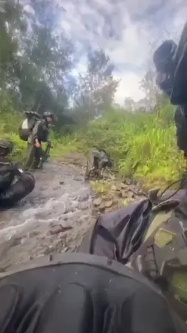 seberapa tinggi gunungnya seberapa deras hujanya kami harus tetap sampai tujuan#☠️papuapedalaman #satgasmobilepapua #tniindonesia🇮🇩 #fyp #