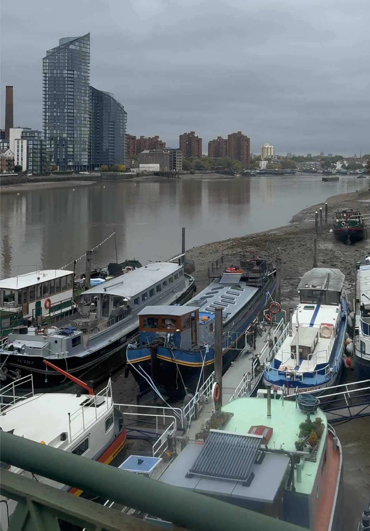 London Train Ride 🇬🇧 going past Chelsea harbour 
