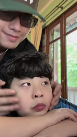 Hờn cả thế giới trừ anh Đăn 😆 Mắt rơm rớm nhưng bảo thơm bai bai anh là vẫn thơm 🦭🐷