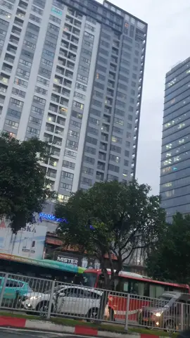 Lang thang Sài Gòn...cứ về đêm là nhìn thấy Landmark 81 ... ở đây như một thành phố hoa lệ với đầy đủ tiện nghi,đầy đủ cơ sở vật chất. Ai bước chân đến Sài Gòn thì chắc chắn sẽ đến nơi này...