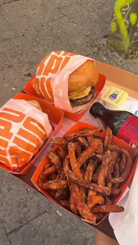 Hai mai provato i panini con le #mosche da @Puok a piazzetta Nilo? # Ovviamente, non dipende da loro, anzi sono un fan del progetto e dell’idea di fare prodotti in stile fastfood ma con gusti che ricordano la tradizione napoletana. Ma mangiare un panino per strada ma solo attendere che te lo preparano circondato da centinaia di mosche è snervate… fate qualcosa … non è la prima volta che ci vado anzi, capita spesso quando non mi va la pizza di mangiare lì, infatti, questa è una recensione positiva ! #hamburger #streetfood #napoli #recensione@Don Biggie 