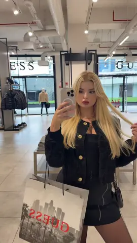 Aranan reklam yüzü 🤭 @GUESS 