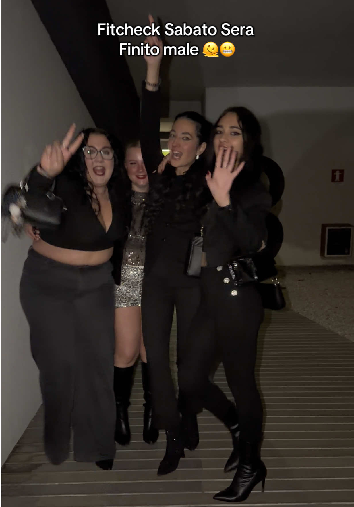 manco mi ricordavo di averlo registrato giuro @𝒥𝑒𝓈𝓈𝓎👑 @cipollina @💞Laura💞 epico haha #fitcheck #sabatosera #girlsnight 