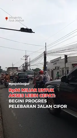 Pemerintah Kota Bogor terus memantapkan pembangunan infrastruktur di wilayah barat. Salah satu proyek strategis yang tengah disiapkan adalah pelebaran Jalan Cifor–Batas Kota dengan panjang sekitar 1,9 kilometer. Jalan yang sebelumnya hanya selebar 5 meter ini akan ditingkatkan menjadi 15 meter untuk menunjang konektivitas antarwilayah. Pelebaran ini juga menjadi bagian penting dalam membuka akses menuju kawasan Situgede dan Kampus IPB Dramaga, sekaligus memperkuat jalur penghubung antara Kota dan Kabupaten Bogor. Proyek dengan total anggaran sekitar Rp96 miliar ini dirancang bertahap hingga tahun 2030. Pemerintah berharap, pembangunan infrastruktur di kawasan barat ini dapat mempercepat pertumbuhan ekonomi sekaligus mengurai kemacetan di jalur utama menuju Dramaga. Bagaimana menurut Anda, apakah pelebaran jalan ini bisa jadi solusi efektif untuk kemacetan kawasan barat Bogor? #dramaga #cifor #infrastructure #pojokbogor #beritabogor 