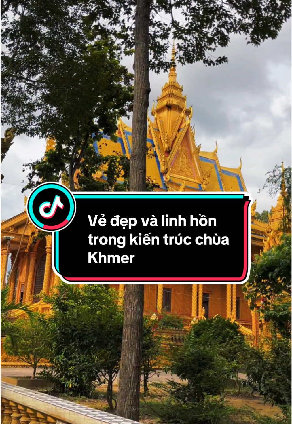 🍂 Bạn có bao giờ tự hỏi, vì sao chùa Khmer lại rực rỡ đến vậy không? Không chỉ vì đẹp đâu – mà vì mỗi chi tiết trong kiến trúc đều mang một ý nghĩa tâm linh sâu sắc. Xem đến cuối video, bạn sẽ hiểu vì sao người Khmer gọi chùa là “trái tim của phum sóc” 💛 #chuakhmer #watkhmer #kientruckhmer #vanhoakhmer #khamphamientay 