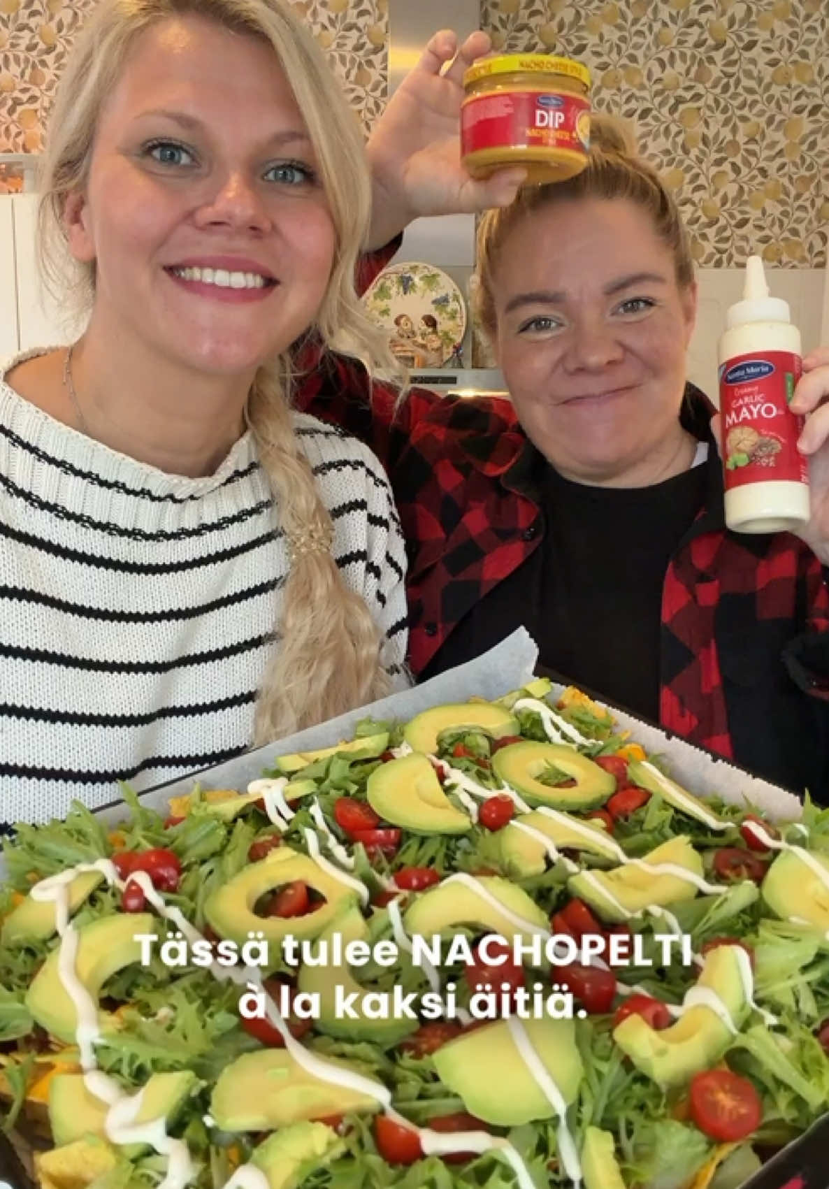 kaupallinen yhteistyö Santa Maria Meidän nachopelti on vihree ja juustoinen 🥬🧀 Se valmistuu about vartissa ja on oikeesti sairaan hyvää (vaikka itse sanotaankin)! Tää on meidän mielestä myös kiva tarjottava, kun tulee kavereita kylään.   Me ollaan tehty tätä tosi monesti, mutta nyt käytettiin ekaa kertaa Santa Marian uutta Cheesy Taco Spice Mixiä (tuli kivan juustoinen maku jauhelihaan) ja Creamy Garlic Mayoa (me ollaan valkosipulin ystäviä, joten lisättiin tätä koko pellin päälle ihan lopuksi)   P.S. kansainvälinen nachopäivä on 21.10. eli silloin viimeistään nachopellit tulille! 🤗   #santamaria #nachopelti