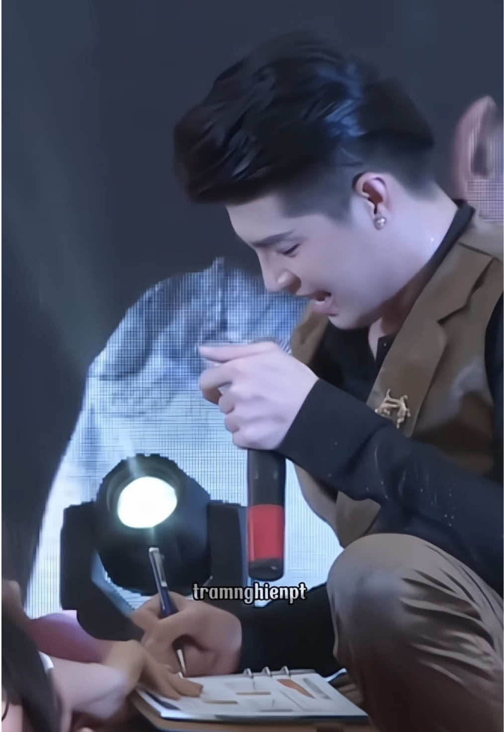 Sơ hở là 1 vài ng cmt nói anh k biết làm chủ và khuấy động sân khấu rồi lại đi so sánh với nghệ sỹ khác trong mấy vid trước của mình, ảnh đẹp trai, tinh tế, lịch sự dễ thương như thế còn đòi gì nữa hổng biết🥰#noophuocthinh #xuhuong #viraltiktok #fyp #viral 