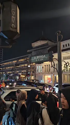 #bandung  #jalanjalan  #refreshing  #jalanmalam  #jlnbragabandung 