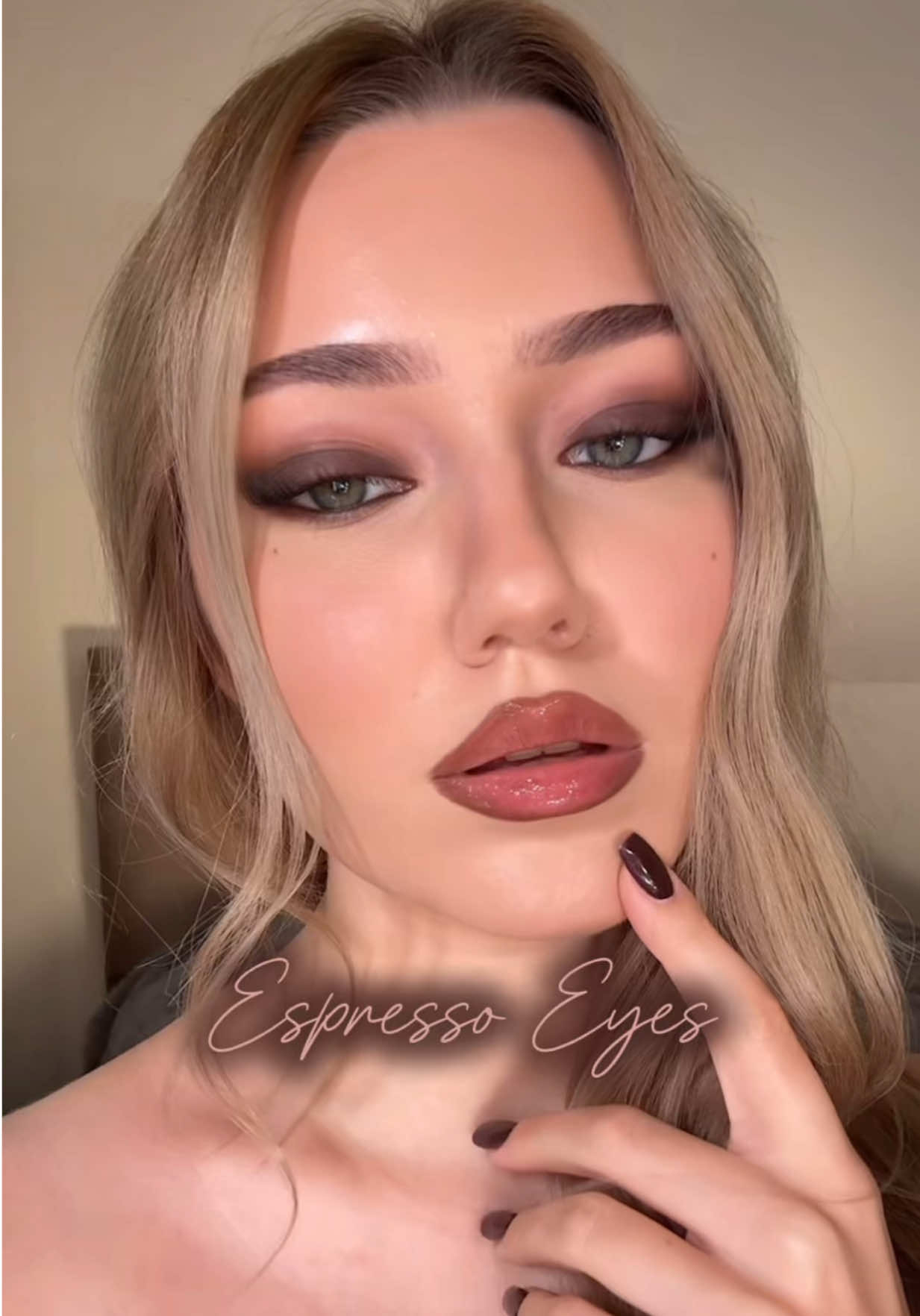 the only makeup you will need this fall☕️  @Makeup Revolution eyeshadow palette @ColourPop Cosmetics creme gel liner  @thesaem.official_japan tip concealer @NYX Professional Makeup buttermelt bronzer NUSE blush 04 @Fenty Beauty powder Lip combo details in my previos video #makeuptutorial #espressoeyes #smokeyeye #fallmakeup 
