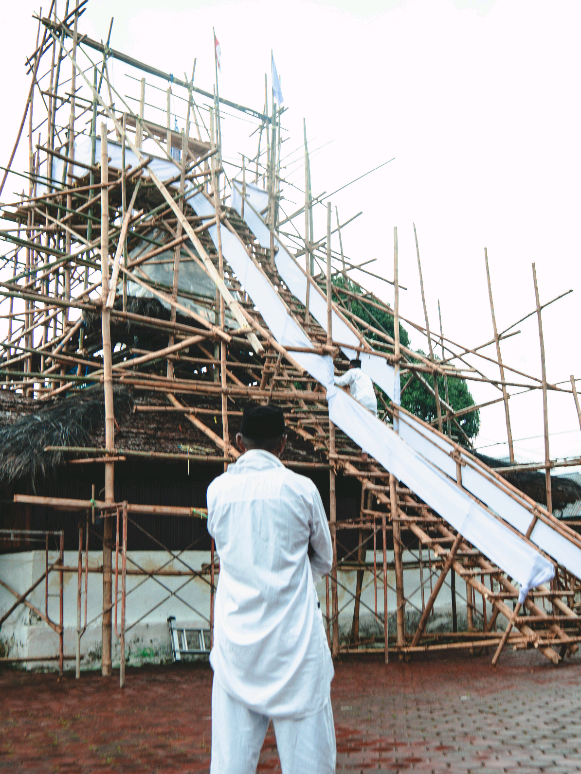 Ya Allah, kami saksikan penurunan tiang Alif yang dibalut kain putih, seperti mengantar ruh suci kembali ke asalnya. Jadikan momen ini pengingat bahwa segala yang tegak karena-Mu, akan kembali bersujud kepada-Mu. #WarisanLeluhur #Kaitetu #MasjidWapauwe #jazirahleihitu #fyp 
