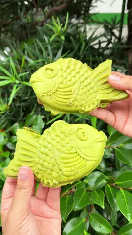 珍しい可愛い抹茶たい焼き 抹茶生地の薄皮のパリパリたい焼きで、 中にはあんこや白玉が入っており、 贅沢な抹茶あずきたい焼きを楽しめる。 📍 米乃家／鎌倉 抹茶あずきたい焼き 🏠住所: 神奈川県鎌倉市小町2-8-10 🚃 最寄駅: 鎌倉駅より徒歩5分 ⏰営業時間:10:00 - 18:00 🗓️ 不定休 ——————— #神奈川グルメ #japanesefood #tiktokfood