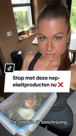 Stop met deze nep-eiwitproducten nu ❌ Veel mensen trappen erin… “High protein” op de verpakking betekent nog niet dat het écht een goede eiwitbron is. 🤷‍♀️ Als jouw doel vetverlies, spieropbouw of spierbehoud is, dan heb je echte eiwitbronnen nodig — niet producten die alleen maar “fit” lijken. 💡 Zo check je het zelf: 👉 Calorieën ÷ Eiwitten (gram) = ratio ✔️ 10 of lager = goede eiwitbron ✔️ 5 of lager = uitstekende eiwitbron ❌ Boven de 10? Dan doet het product alsof het eiwitrijk is, maar is het vooral vet of suiker. 📊 Voorbeeld: 🥜 30g pindakaas → 189 kcal | 8g eiwit = ratio 23 ❌ (meer vet dan eiwit) 🥚 100ml eiwit (eiwit uit eieren) → 44 kcal | 11g eiwit = ratio 4 ✅ (pure eiwitbron) 💪 Top 10 echte eiwitbronnen: 1️⃣ Eiwitten uit eieren (zoals Two Chicks) 2️⃣ Magere kwark (0% vet) 3️⃣ Light cottage cheese  4️⃣ Tonijn op water 5️⃣ Whey- of plantaardige eiwitshake 6️⃣ Duitse biefstuk  7️⃣ Kipfilet 8️⃣ Kabeljauwfilet 9️⃣ Light Babybel 🔟 Kalkoenfilet 🚨 Laat je niet misleiden door marketing. ✅ Echte eiwitbronnen helpen je vet verliezen, spiermassa behouden en sneller herstellen ❌ “High protein” snacks vullen je kast, niet je spieren. 💬 Sla dit bericht op 🔖 en deel het met iemand die nog steeds denkt dat pindakaas een eiwitbron is. 😉 🎁 Reageer met “EIWITTEN” voor mijn gratis eiwitten gids met minimaal 30 gram eiwitten per portie!  BELIEVE in yourself! 👋🏽Naïma  #afvallen #afvallenzonderdieet #voedingsschema #vetverlies #calorieentellen            