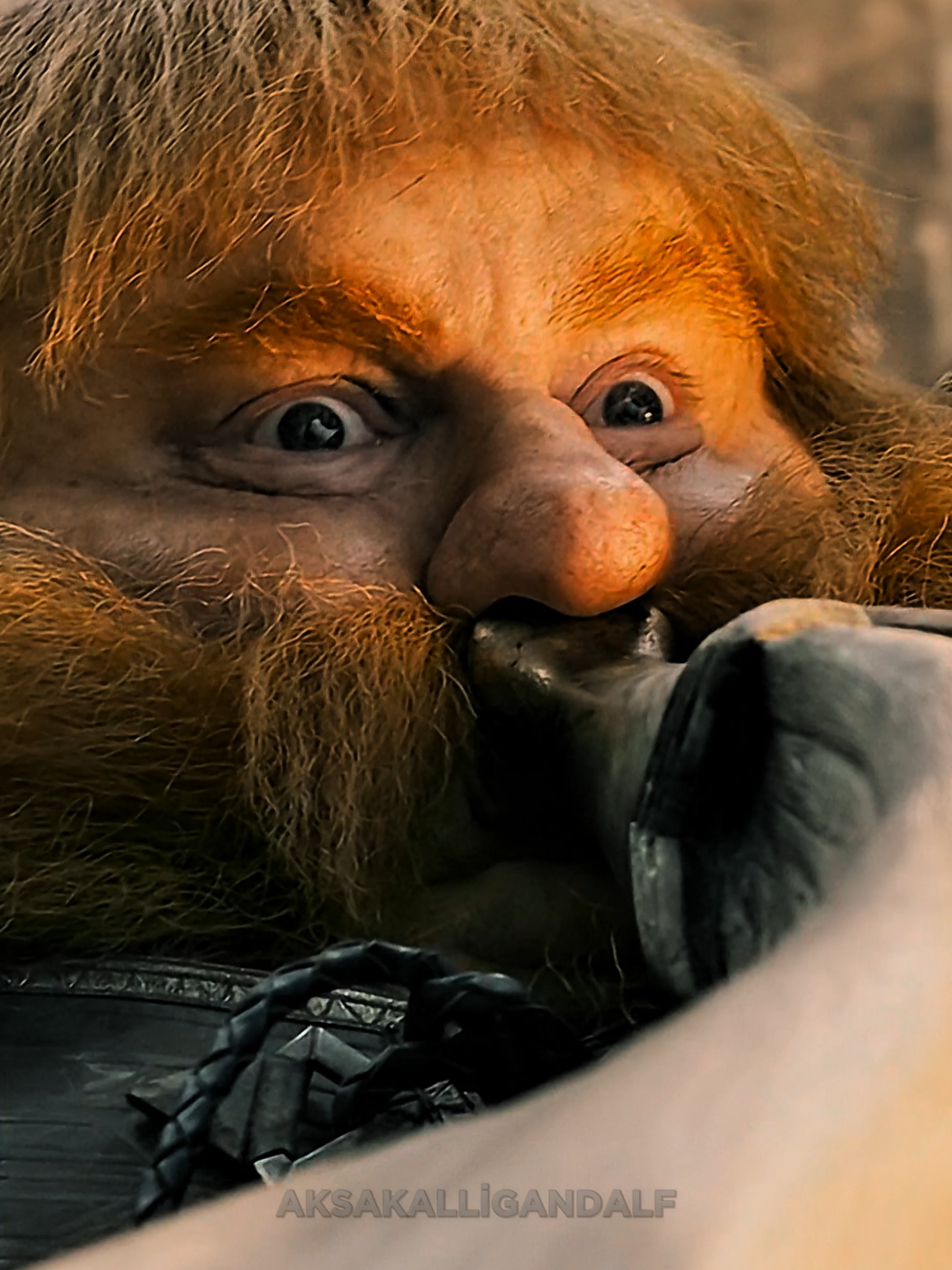 Thorin’in Gelişiyle Cüceler Kralları İçin Yeniden Ayağa Kalkıyor Cüceler savaşı kaybetmek üzereyken Thorin Meşekalkan ve kafilesi savaş alanına girer. Onların gelişi, diğer cücelere büyük bir cesaret verir. Kralları için savaşan cüceler, birlik içinde düşmana karşı koyar. Bu an, Beş Ordular Savaşı’nın en destansı anlarından biridir. #gandalf #Thorin #ThorinOakenshield #Dwarves #BattleOfTheFiveArmies #TheHobbit #LordOfTheRings #DwarfKing #Orcs #Erebor #MiddleEarth #lotr #lordoftherings #hobbit #yüzüklerinefendisi