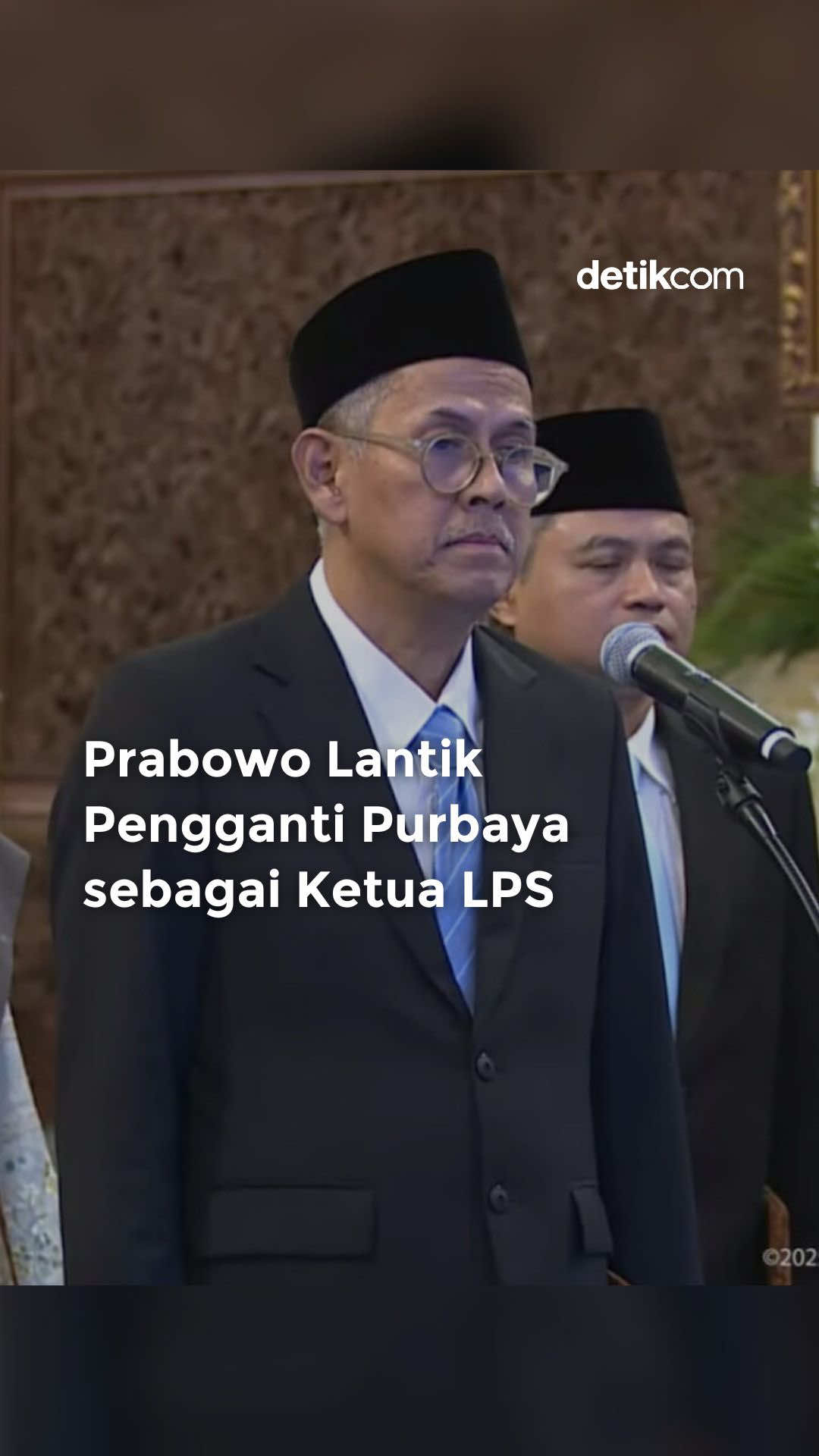 Prabowo juga melantik 10 Dubes LBBP dan Wakil Duta Besar Republik Indonesia untuk negara sahabat dilantik Presiden Prabowo di Istana Negara, Jakarta Pusat, Rabu (8/10/2025).  Duta Besar: 1. Dubes RI untuk Suriah (Damascus) Lukman Hakim Siregar 2. Dubes RI untuk Singapura Hotmangaradja Pandjaitan 3. Dubes RI untuk Belanda (Den Hag) Laurentius Amrih Jinangkung 4. Dubes RI untuk Vietnam (Hanoi) Adam Mulawarman Tugio 5. Dubes RI untuk Belgia (Brussel) Andi Rachmianto 6. Dubes RI untuk Mesir (Kairo) Kuncoro Giri Waseso 7. Dubes RI untuk Azerbaijan (Baku) Berlian Helmy 8. Dubes RI untuk Malaysia (Kuala Lumpur) Raden Dato Mohammad Iman Hascarya Kusumo 9. Dubes RI untuk Nepal (Dhaka) Listyowati 10. Dubes RI untuk Qatar (Doha) Syahda Guruh Langkah Samudera Wakil Duta Besar: 1. Wakil Duta Besar RI untuk RRT (Beijing) Irene Baca berita selengkapnya hanya di detik.com! Creator: Putri #detikcom #prabowosubianto #prabowolantik #wamen #gubernurpapua  