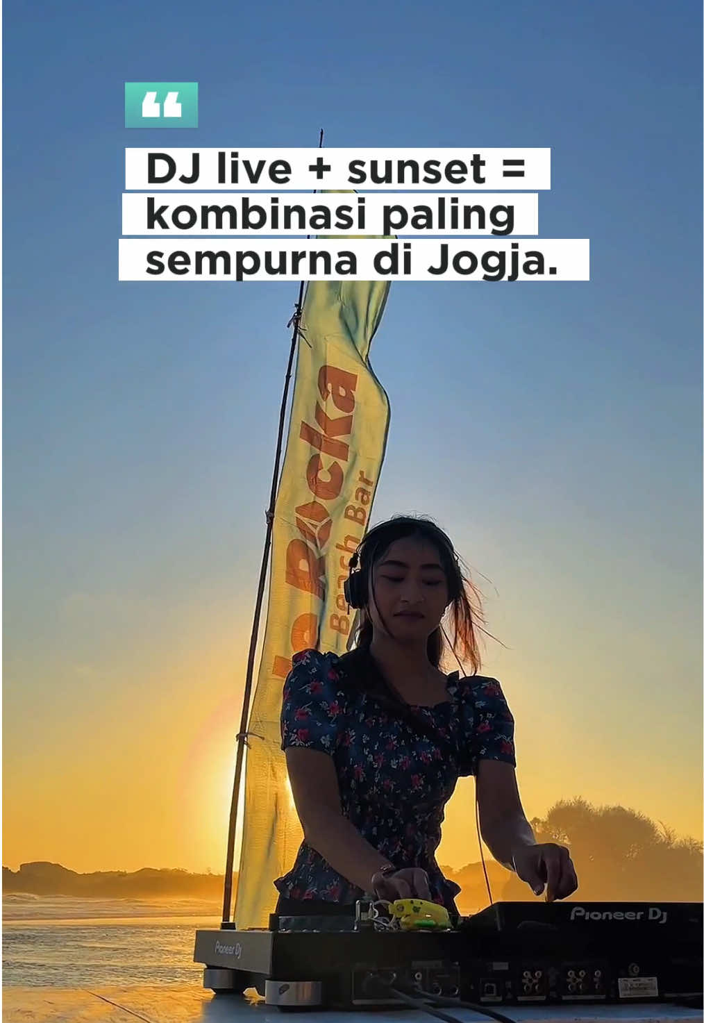 DJ live + sunset = kombinasi paling sempurna di Jogja Suara ombak, view pantai, dan musik yang bikin lupa semua beban 🔥 Bukan di Bali, tapi vibes-nya udah kelas dunia 🌴 📍 De Rocka Jogja – Pantai Sadranan Sekali coba, dijamin pengen balik lagi 💯 👉 Setuju nggak kalau ini spot sunset paling gokil di Jogja? 👇 #derockabeachbar #derockajogja #dj #wisatajogja #pantaisadranan 