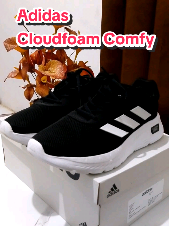 Adidas Cloudfoam Comfy sepatu lifestyle yang cocok banget untuk dipake buat perjalanan yang agak jauh. Walking shoes yang bikin setiap langkah kamu seperti berjalan di atas bantal✨ #adidas #adidasindonesia #sepatu #sneakers 