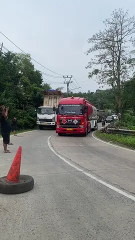 Semoga cepat beres urusannya sam 🙏 tetap hati hati untuk para driver semuanya🤗 #pyf #masukberanda #promomakan1010 #dumtruck #cctvmunjuloyi 