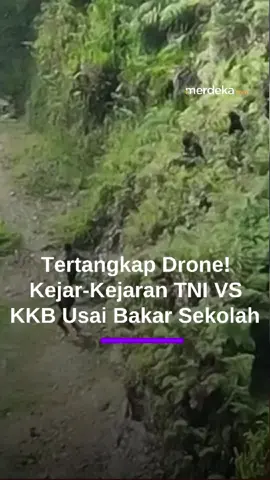 Kelompok Kriminal Bersenjata (KKB) kembali berulah dengan membakar SMP Negeri Kiwirok di Distrik Kiwirok, Kabupaten Pegunungan Bintang, Papua, Selasa (7/10) pagi. Aksi tersebut terekam drone milik aparat saat para pelaku berusaha kabur ke arah Desa Delpem. Satgas Operasi Damai Cartenz bersama TNI-Polri langsung mengejar para pelaku yang berjumlah 16 orang. Kepala Operasi Damai Cartenz, Brigjen Pol Faizal Ramadhani, mengecam keras pembakaran sekolah itu dan menyebutnya sebagai kejahatan terhadap kemanusiaan serta masa depan anak-anak Papua. #Merdekadotcom #KKB #SatgasDamaiCartenz #KejarKejaran #TangkapanDrone