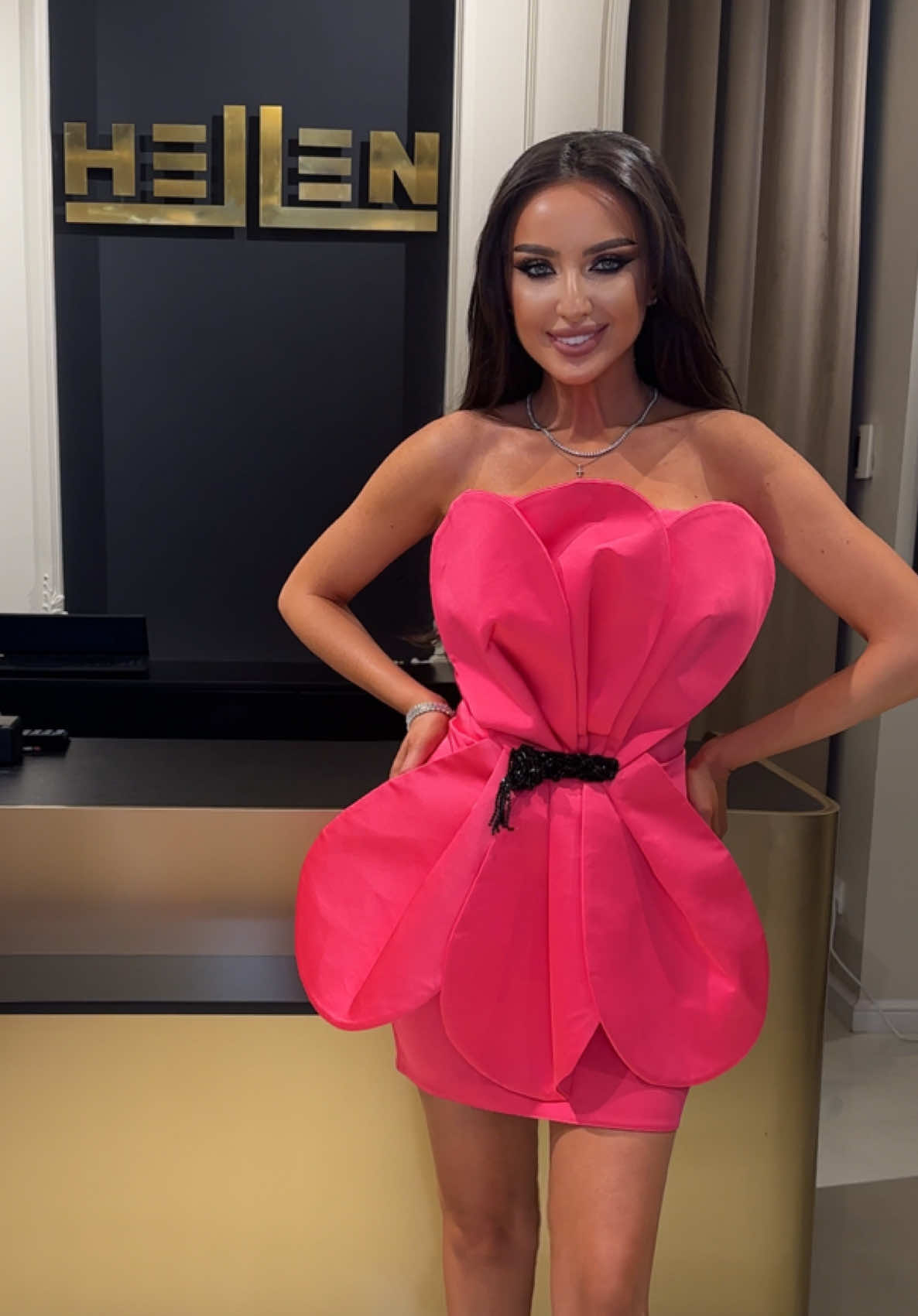 Roz pudră sau Fuchsia? Care este preferata ta?  La Hellen Fashion găsești mereu modele tot mai frumoase și mai deosebite. ❤️‍🔥⚜️ Eleganță, bun gust și calitate, într-o experiență de shopping pe care nu o vei uita. Magazinele noastre: • Parklake, parter, Bucureşti, Romania • Unirea Shopping Center, etaj 1, Bucuresti, Romania • Mega Mall, nivel 1 şi -1, Bucuresti, Romania • Iulius Mall, Suceava, Romania We love to make you shine •• #hellenfashion #choosetoshine 