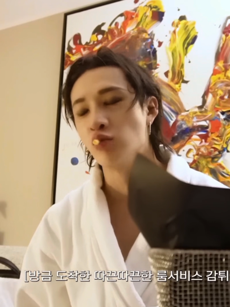 Idk maybe he does? who knows... #fyp #bangchan #방찬 #straykids #스트레이키즈 