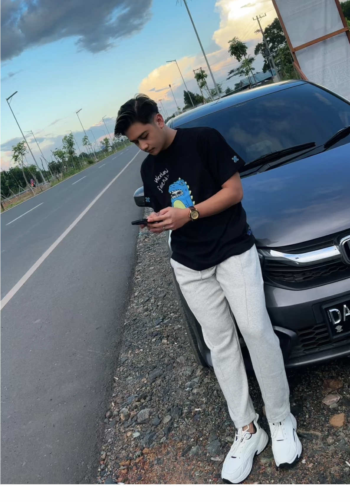 Outfit cakep bahan tebal nyaman dipakai baju & celana,sepatu simple keren ada di keranjang kuning bosq🔥👆🏻#outfit #OOTD #keren #fyp #wibgajian 