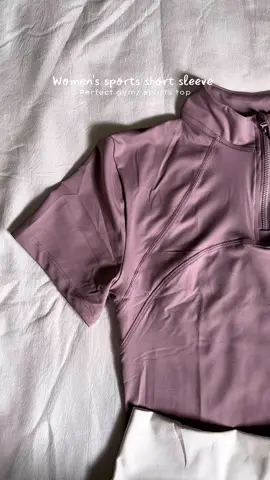 Comfy sports shirt for your outdoor activities #sportsshirt #yogashirt #compressionshirt #yogatop #yogatopwithzipper 